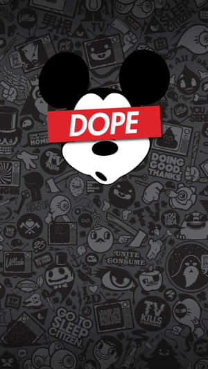 米奇老鼠頭部帶有 'DOPE' 橫幅，置於混亂的流行文化塗鴉背景上。