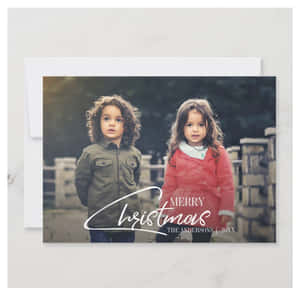 兩個穿著聖誕服裝的孩子在石徑上，附有聖誕祝福。