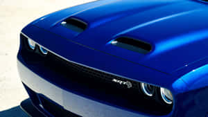 藍色 Dodge Challenger SRT 前引擎蓋，帶有進氣口和頭燈。