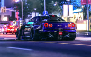 光澤紫色改裝日產Skyline GT-R在夜間停泊在霓虹燈照亮的城市街道上。
