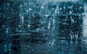 特寫雨滴在潮濕表面上以冷藍色調飛濺。