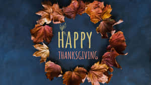深藍色背景上帶有「Happy Thanksgiving」文字的秋葉花環。 — 感恩節 壁紙