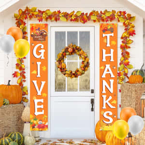 前門為感恩節裝飾，有南瓜、樹葉花環和「Give Thanks」橫幅。
