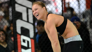 女性MMA拳手在UFC八角籠內比賽後大笑
