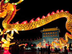 夜間在歷史悠久的中國門樓附近舉行的發光龍燈籠節，人群聚集。