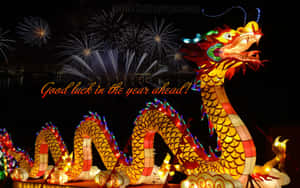 夜晚，發光的龍燈籠上方有煙火爆炸。 — 中國新年 壁紙