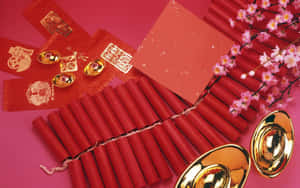 紅色鞭炮、金條和粉紅色櫻花，用於慶祝農曆新年。 — 中國新年 壁紙