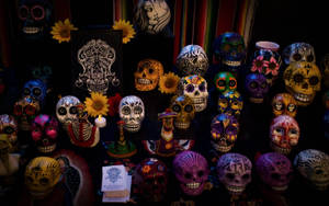 色彩繽紛的糖骷髏和萬壽菊在燭光下為亡靈節慶祝活動而佈置。
