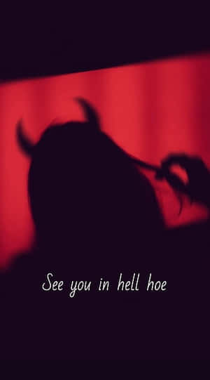 有角人物的黑色剪影，紅色背景和威脅性文字