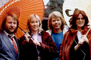 四位音樂家手持1970年代風格的紙傘