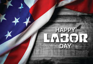 木板上的美國國旗，帶有「Happy Labor Day」文字及工具圖標