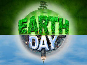 Earth Day標誌，草地文字與城市景觀地球儀，背景為藍天