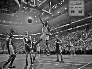 一名籃球運動員在NBA總決賽中灌籃，觀眾歡呼雀躍。 — 波士頓塞爾特人 GIF 壁紙