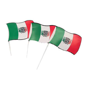 三面帶有Viva Mexico字樣的墨西哥國旗在棍子上飄揚。