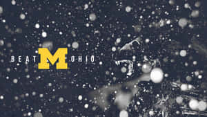 一頭獅子在飄落的雪花中咆哮，旁邊是黃色的「M」和「BEAT OHIO」文字。