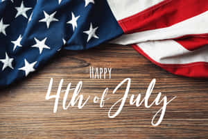 木頭上的美國國旗與Happy 4th of July文字