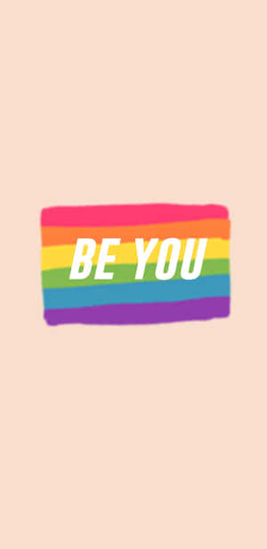 蜜桃色背景上帶有「BE YOU」文字的彩虹旗