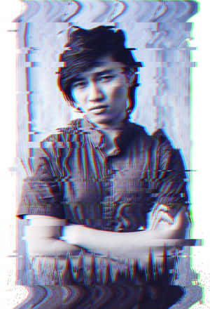 故障藝術風格的交叉雙臂年輕男子，帶數碼扭曲效果。 — 故障 壁紙