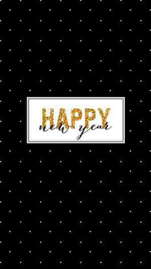 金色和黑色的新年快樂文字在黑色圓點背景上。