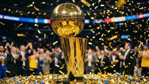 金色NBA獎盃被場館內飄落的彩紙和歡呼的粉絲包圍。