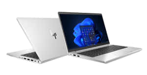 兩部銀色HP手提電腦，一部打開顯示Windows 11桌面