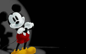 米奇老鼠在聚光燈下，背景黑暗，有陰影