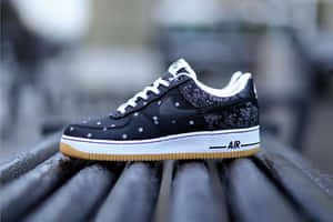 黑色Nike Air Force 1波鞋，帶白色圓點和花卉圖案，在木長凳上。 — 空軍 壁紙