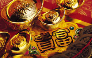 金色金條和金幣放在一個喜慶的農曆新年橫幅上，上面有福字。 — 中國新年 壁紙
