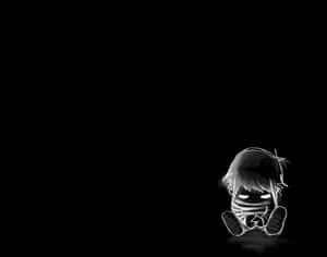 一個眼睛發光的小動漫角色獨自坐在黑暗中。 — Emo風格 壁紙