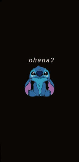 藍色外星人角色史迪奇在黑色背景上看起來悲傷，帶有文字 ohana?。