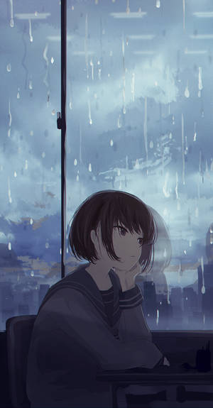 一個沉思的動漫女孩穿著校服，坐在被雨水劃過的窗邊，俯瞰著黃昏時分的城市。 — 雨天 壁紙
