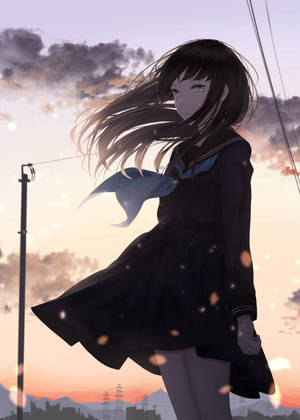 穿著水手服的動漫女孩在黃昏的風中站立，背後是城市景觀。 — 動漫女孩 壁紙