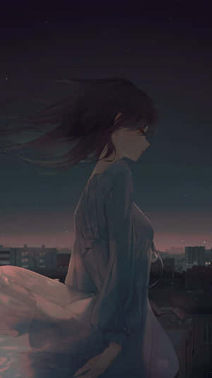 黑髮動漫女孩在星空下的夜晚坐在屋頂上眺望城市。 — 可愛動漫女仔 壁紙