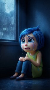 悲傷的藍髮女孩在雨窗前哭泣，房間昏暗。