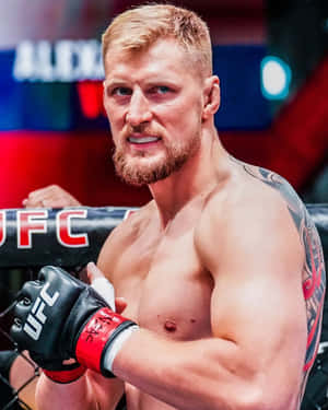 UFC拳手在八角籠中戴手套，手臂有紋身 — 憤怒 壁紙