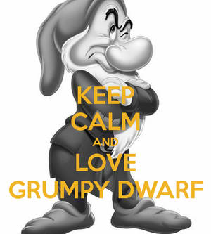 愛生氣小矮人卡通角色雙手交叉，文字寫著 keep calm and love grumpy dwarf