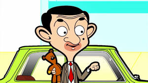 Mr Bean 抱著一隻泰迪熊站在一輛綠色汽車旁邊，表情愉快。