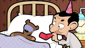 Mr. Bean 在床上戴著派對帽吹紅色喇叭，旁邊有一隻正在睡覺的泰迪熊。