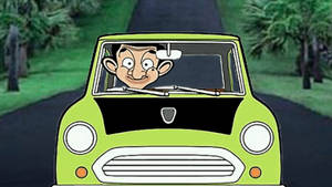 Mr Bean 微笑著駕駛一輛綠色汽車沿著綠樹成蔭的道路行駛。