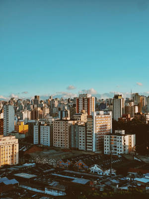日落時分的高樓大廈與晴朗天空的城市景觀