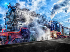 一輛復古蒸汽火車在藍天白雲下冒煙。