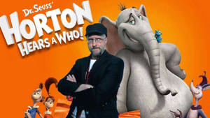 身穿黑色西裝的男子站在橙色背景前，與動畫《Horton Hears a Who!》角色一起