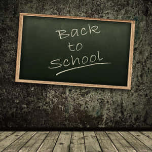 黑板上有「Back to School」，背景為有紋理的牆壁和木地板。