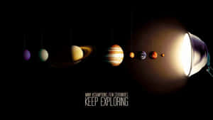 懸掛的行星被聚光燈照亮，附有鼓勵探索的文字。 — 星際寶貝 壁紙