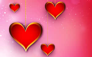 四個帶有金色邊框的紅色心形，懸掛在粉紅色閃閃發光的背景上。