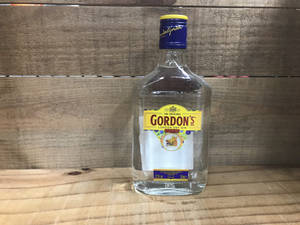 木面上的一瓶Gordon's氈酒。