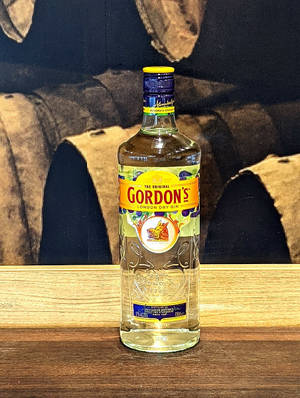 木質吧檯上的一瓶 Gordon's 琴酒。
