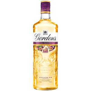 Gordon's Tropical Passionfruit氈酒瓶，金色液體和水果設計。