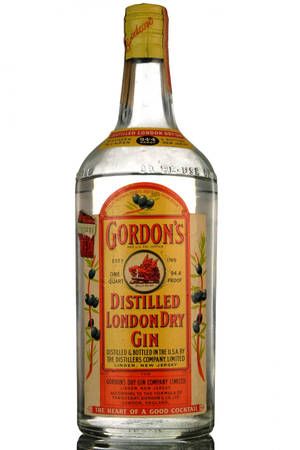 復古Gordon's氈酒瓶，帶有紅色和黃色標籤及橄欖插圖。