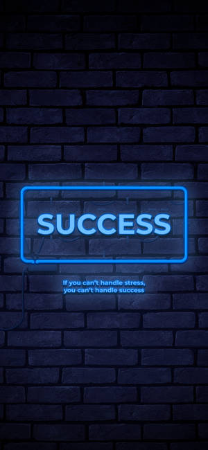 深色磚牆上寫著SUCCESS的藍色霓虹燈牌，附有勵志語錄。 — 1320x2868 壁紙